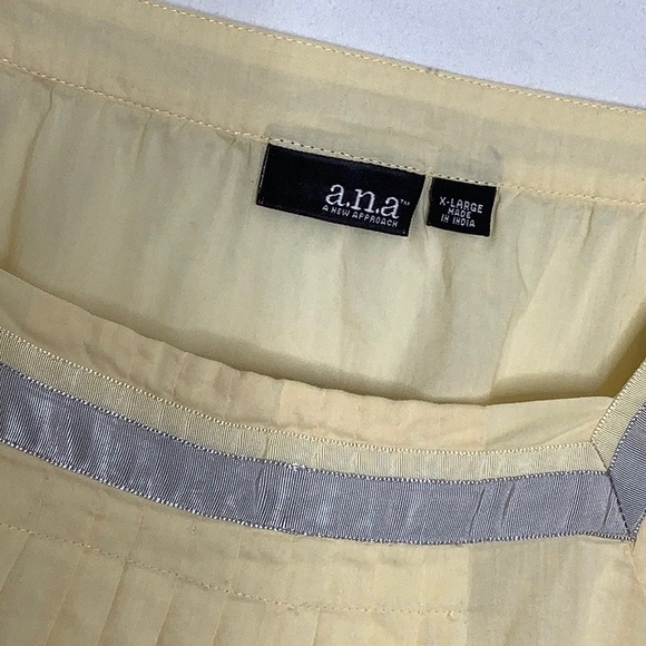 a.n.a. Butter Yellow Pleated Cotton Blouse With Square Neck Ribbon Detail XL - Picture 6 of 10